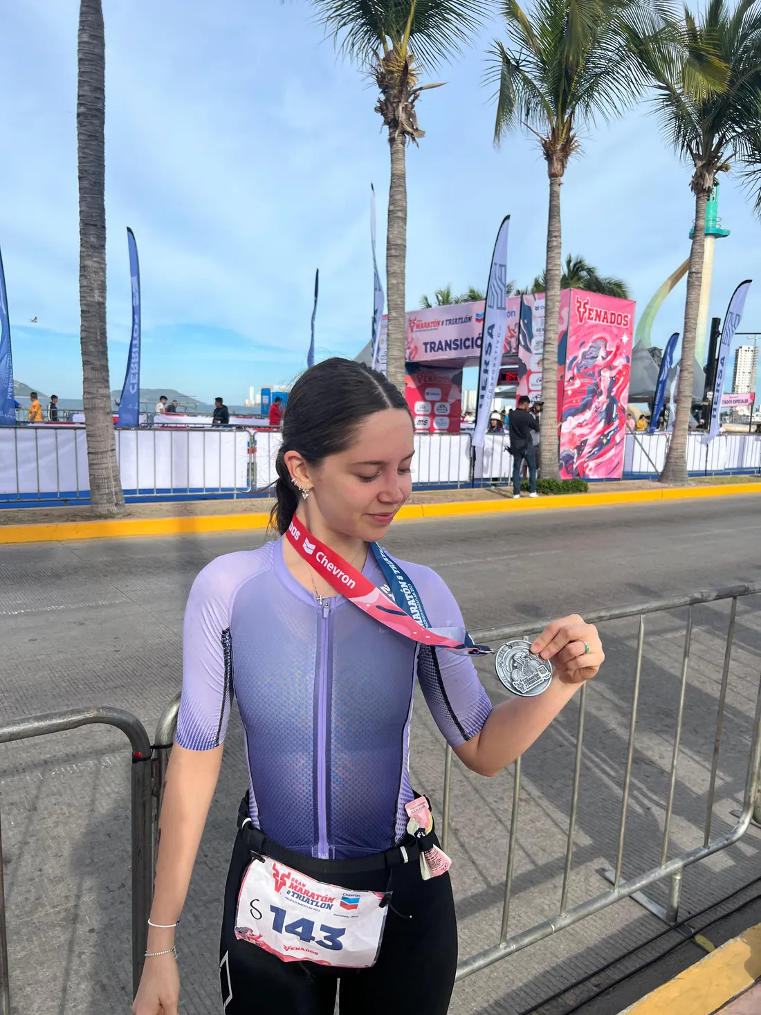 Grecia Valenzuela con una medalla tras un triatlón